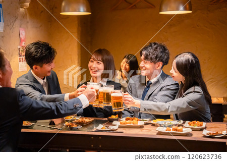 Business people having a big toast at an izakaya Business people having a big toast at an izakaya 120623736