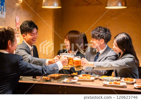 Business people having a big toast at an izakaya Business people having a big toast at an izakaya 120623746