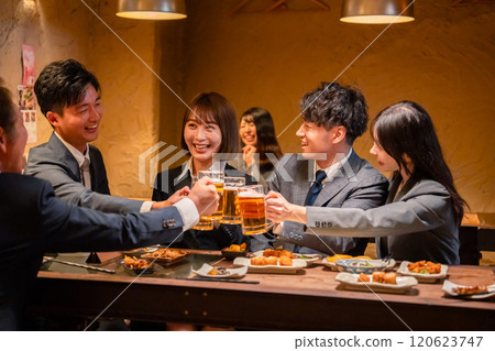 Business people having a big toast at an izakaya 120623747