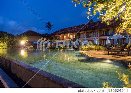 夜間泳池燈火通明,度假村夜景盡收眼底 夜間泳池燈火通明,度假村夜景盡收眼底 120624944