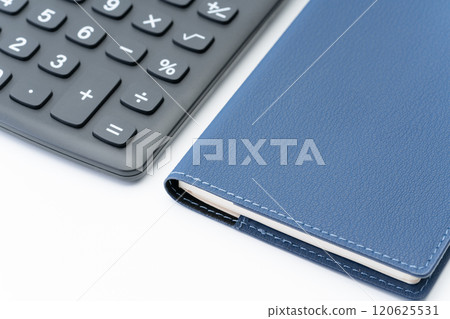 筆記本和計算器並排放置的特寫 120625531