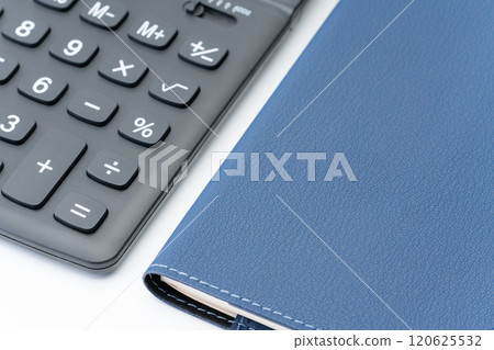 筆記本和計算器並排放置的特寫 筆記本和計算器並排放置的特寫 120625532