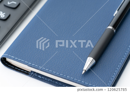 筆記本、原子筆和計算機的特寫鏡頭 筆記本、原子筆和計算機的特寫鏡頭 120625785