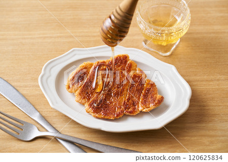 在庫倫吉上撒上蜂蜜 在庫倫吉上撒上蜂蜜 120625834