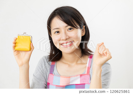 Image of a housewife's money management 02 120625861