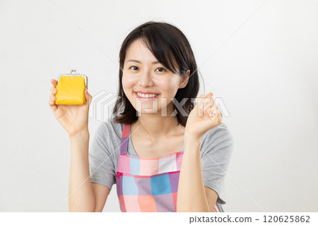 Image of a housewife's money management 01 120625862