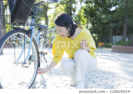 一名婦女因自行車壞了而陷入困境 120626014