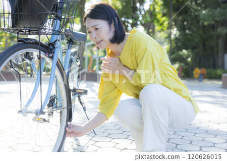 一名婦女因自行車壞了而陷入困境 120626015