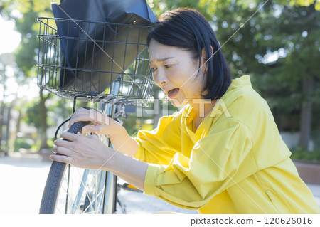 一名婦女因自行車壞了而陷入困境 120626016