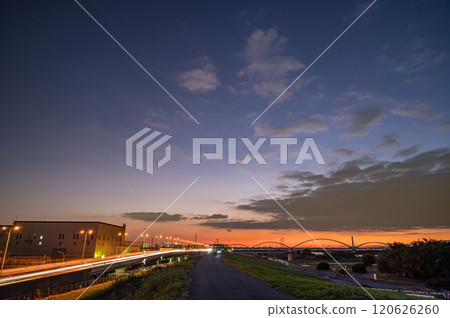 Evening view of the Yodo River, taken from the embankment upstream of Torikai Bridge, Moriguchi City, Osaka Prefecture Evening view of the Yodo River, taken from the embankment upstream of Torikai Bridge, Moriguchi City, Osaka Prefecture 120626260