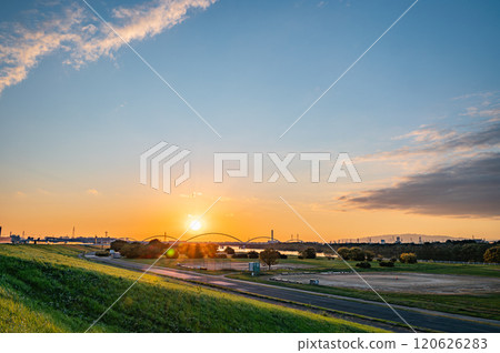 Evening view of the Yodo River, taken from the embankment upstream of Torikai Bridge, Moriguchi City, Osaka Prefecture 120626283