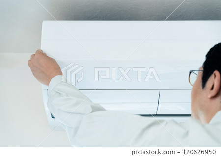 一名男子檢查空調 120626950