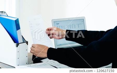 一名男子在辦公桌前操作電腦的後視圖 120627150