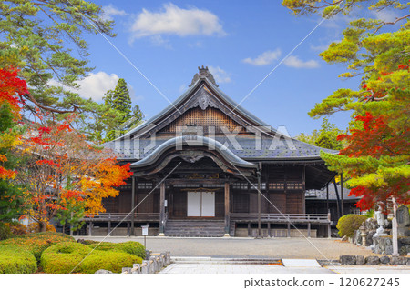 Koyasan Daishi Church Headquarters: The Great Hall surrounded by autumn leaves 120627245
