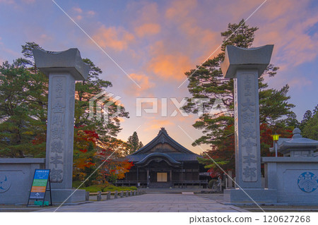 Koyasan Daishi Kyokai Headquarters in Autumn: The Great Hall surrounded by autumn leaves and a beautiful evening view 120627268