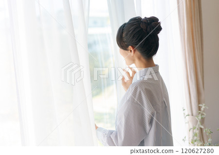 女人打開窗簾 120627280