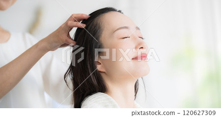 Close-up of a banner with an image of a head massage or head spa 120627309