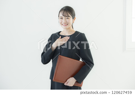 穿著黑色連身製服的女人 穿著黑色連身製服的女人 120627459