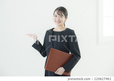 穿著黑色連身製服的女人 120627461