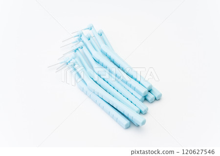 白色背景上的 L 型牙間刷 白色背景上的 L 型牙間刷 120627546