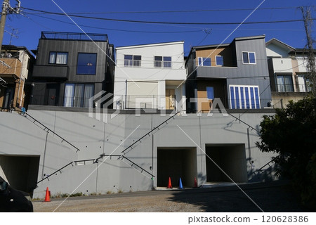 山上的一座房子。陽光和風景都很棒。 120628386