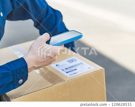 工作人員用智慧型手機掃描行李標籤 工作人員用智慧型手機掃描行李標籤 120628531