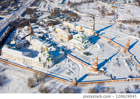 Winter view of the Epiphany Staro-Golutvina monastery in Kolomna 120629045