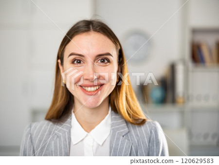 Portrait of business woman 120629583