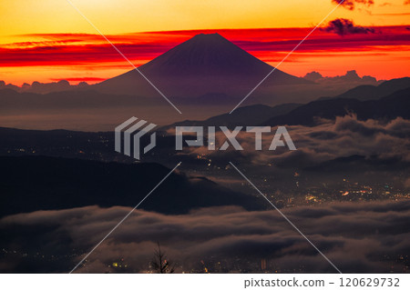 從雲海波赫高原看日出時的富士山 從雲海波赫高原看日出時的富士山 120629732