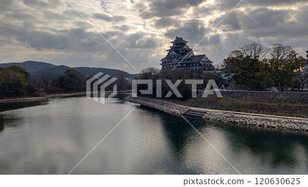Asahi River, which also doubles as a moat, and Okayama Castle 120630625