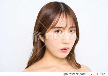 Fashion portrait of a young Japanese woman 120631484