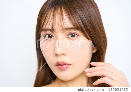 Fashion portrait of a young Japanese woman 120631485