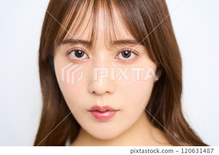 一位年輕日本女性的時尚肖像 120631487