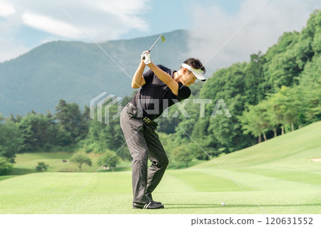 男高爾夫球手在高爾夫球場上打鐵桿 男高爾夫球手在高爾夫球場上打鐵桿 120631552