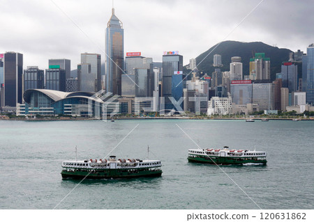 航行通過維多利亞海灣的星輪渡在香港 航行通過維多利亞海灣的星輪渡在香港 120631862