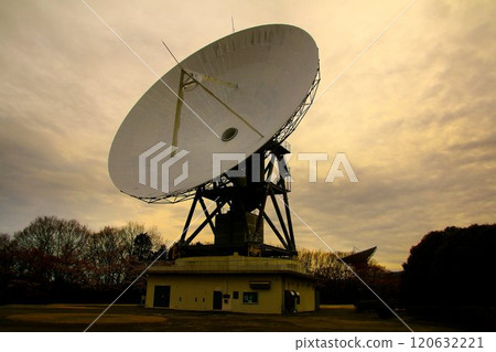 The birthplace of satellite communications in Japan... Two 32m diameter parabolic antennas used as radio telescopes The birthplace of satellite communications in Japan... Two 32m diameter parabolic antennas used as radio telescopes 120632221