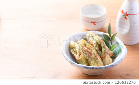 Crispy fried chikuwa with seaweed 120632276