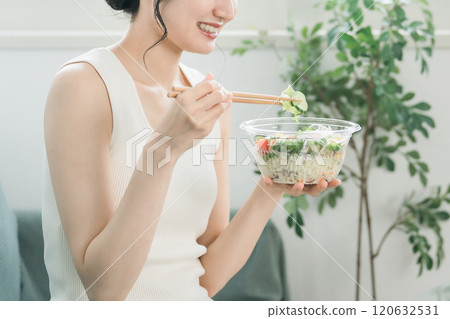 在家吃沙拉節食的年輕亞裔女性 120632531