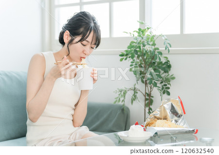 一個苗條的女人,即使她吃得太多或吃得太多(杯拉麵)也不會發胖的體質 一個苗條的女人,即使她吃得太多或吃得太多(杯拉麵)也不會發胖的體質 120632540