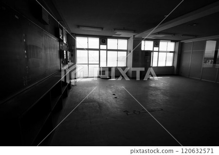 Relics from the earthquake that protected children and residents from the tsunami [Arahama Elementary School] 120632571
