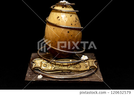 復活節彩蛋形狀的巧克力，帶有閃閃發光的金色裝飾 120632579