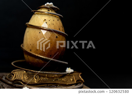 復活節彩蛋形狀的巧克力，帶有閃閃發光的金色裝飾 120632580