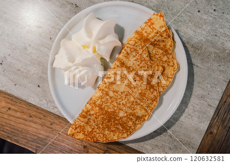 瑞典煎餅和生奶油 120632581