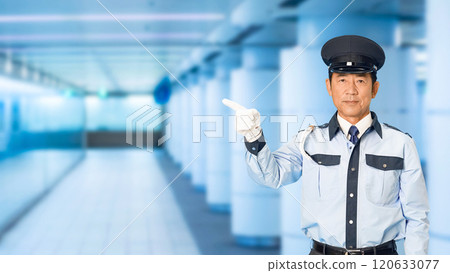 男性保安在地下通道中指點和引導 男性保安在地下通道中指點和引導 120633077