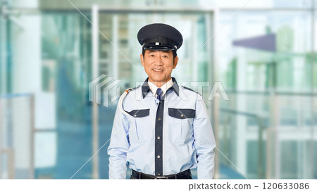 大樓入口處微笑的男保安 120633086