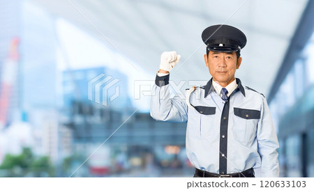 一名男保全在城市車站前擺姿勢 一名男保全在城市車站前擺姿勢 120633103