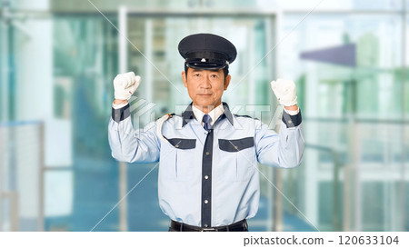 一名男保全在大樓入口處打拳 一名男保全在大樓入口處打拳 120633104