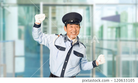 男保全在大樓門口跳舞 男保全在大樓門口跳舞 120633105
