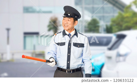 男保全在停車場指揮交通 男保全在停車場指揮交通 120633122