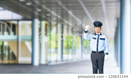 一名男保全在大樓走廊打拳 120633144